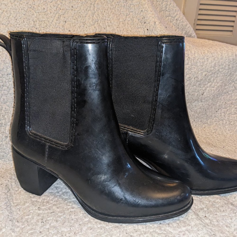 Rubbery black heeled booties